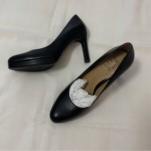 Naturalizer Black Leather Heels Sleek Professional Design